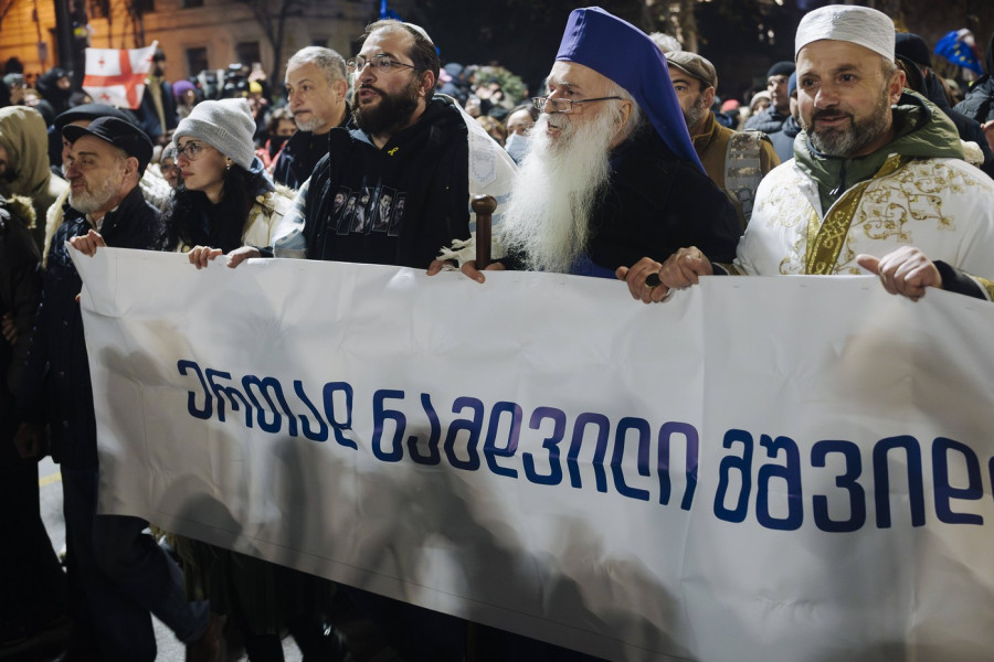 VERSKI LIDERI U GRUZIJI ZAJEDNO IZAŠLI NA ULICU: U jeku demonstracija poslali snažnu poruku, poznato zašto se nije pojavio patrijarh Ilija