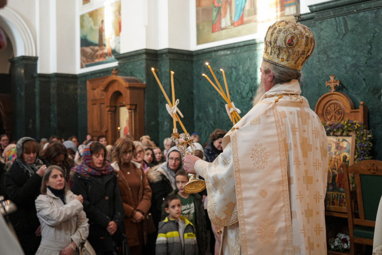 DAROVI ZA NAJMLAĐE VERNIKE U OBRENOVCU: Vladika Isihije na Detinjce poslao poruku o ljubavi, zajedništvu i blagoslovu