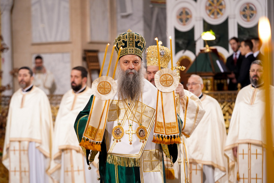 POČELA BOŽIĆNA LITURGIJA U SVETINJI NA VRAČARU: Patrijarh Porfirije bogosluži u najvećem hramu na Balkanu