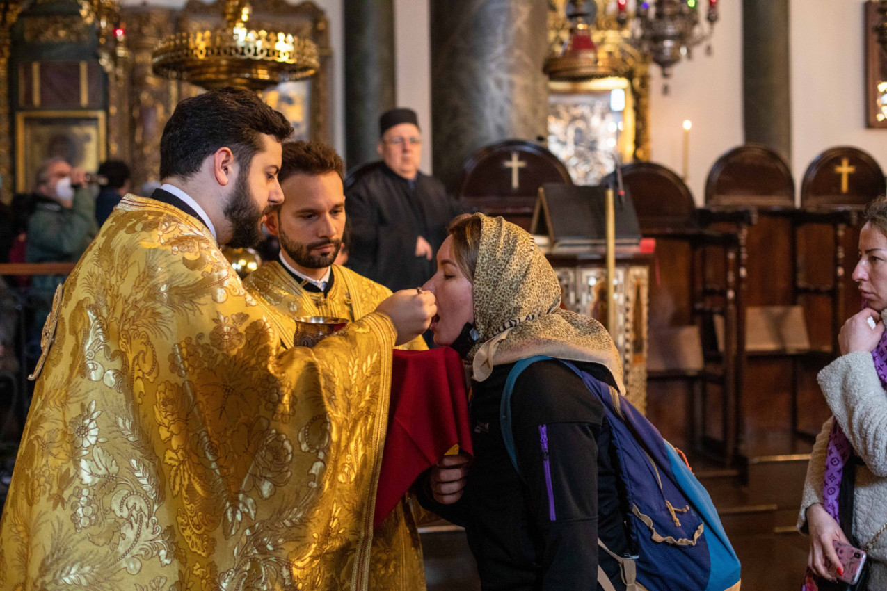 PRIŠLA JE SVEŠTENIKU DA SE PRIČESTI, A ONDA SE OD ŠOKA ONESVESTILA: Otac Dimitrije otkriva koliko sumnja može biti pogubna