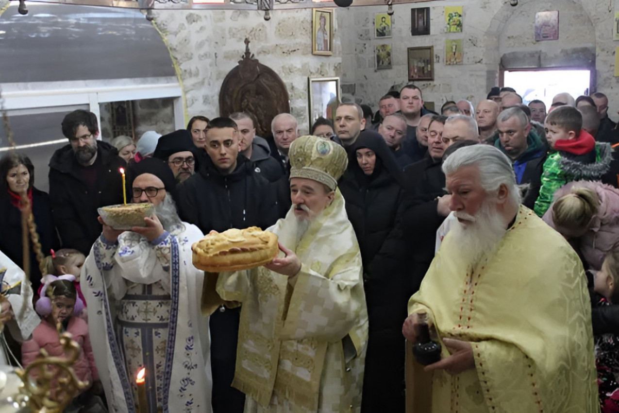 SLAVSKI DAN U NEMANJIČKOJ SVETINJI: Vladika Atanasije služio liturgiju i veliko vodoosvećenje u manastiru Davidovica