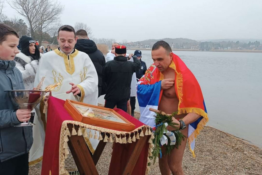 MLADIĆI I JEDNA DEVOJKA ČUVARI PRAVOSLAVNE TRADICIJE: Pripadnik Žandarmerije prvi doplivao do Časnog krsta na Oblačinskom jezeru