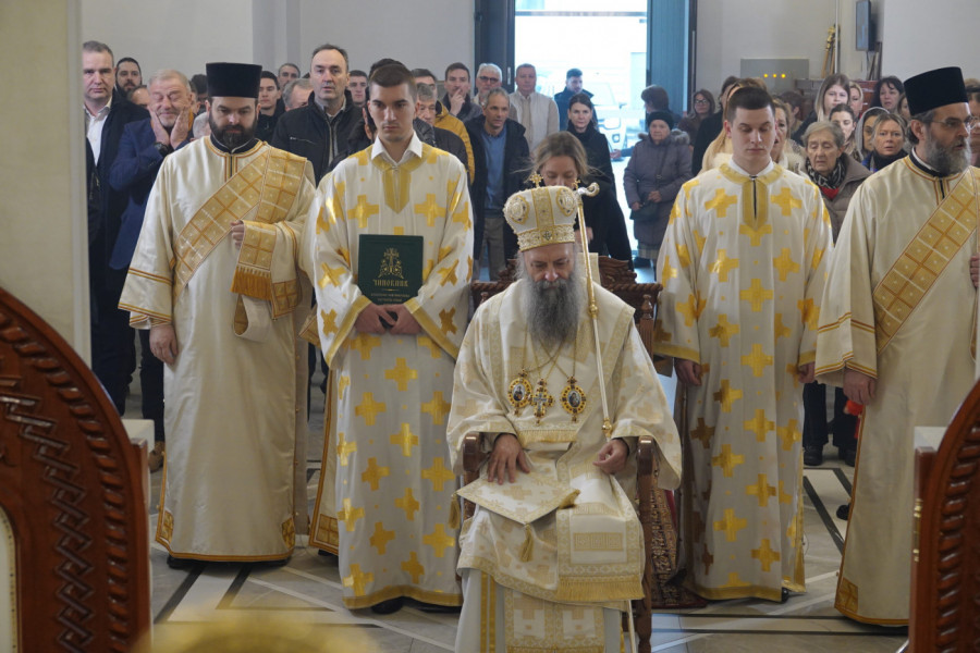 VERNICI ISPUNILI HRAM SVETE TROJICE NA VRAČARU, A PATRIJARH PORUČIO: “Hristos je model, princip, pravilo, načelo i merilo našeg života”