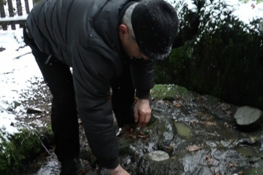 OVAJ IZVOR JE PRAVO ČUDO, A DO NJEGA DOLAZE I TRAKTORIMA: Kažu da je tu boravio naš svetac, a postoje i otisci u kamenu