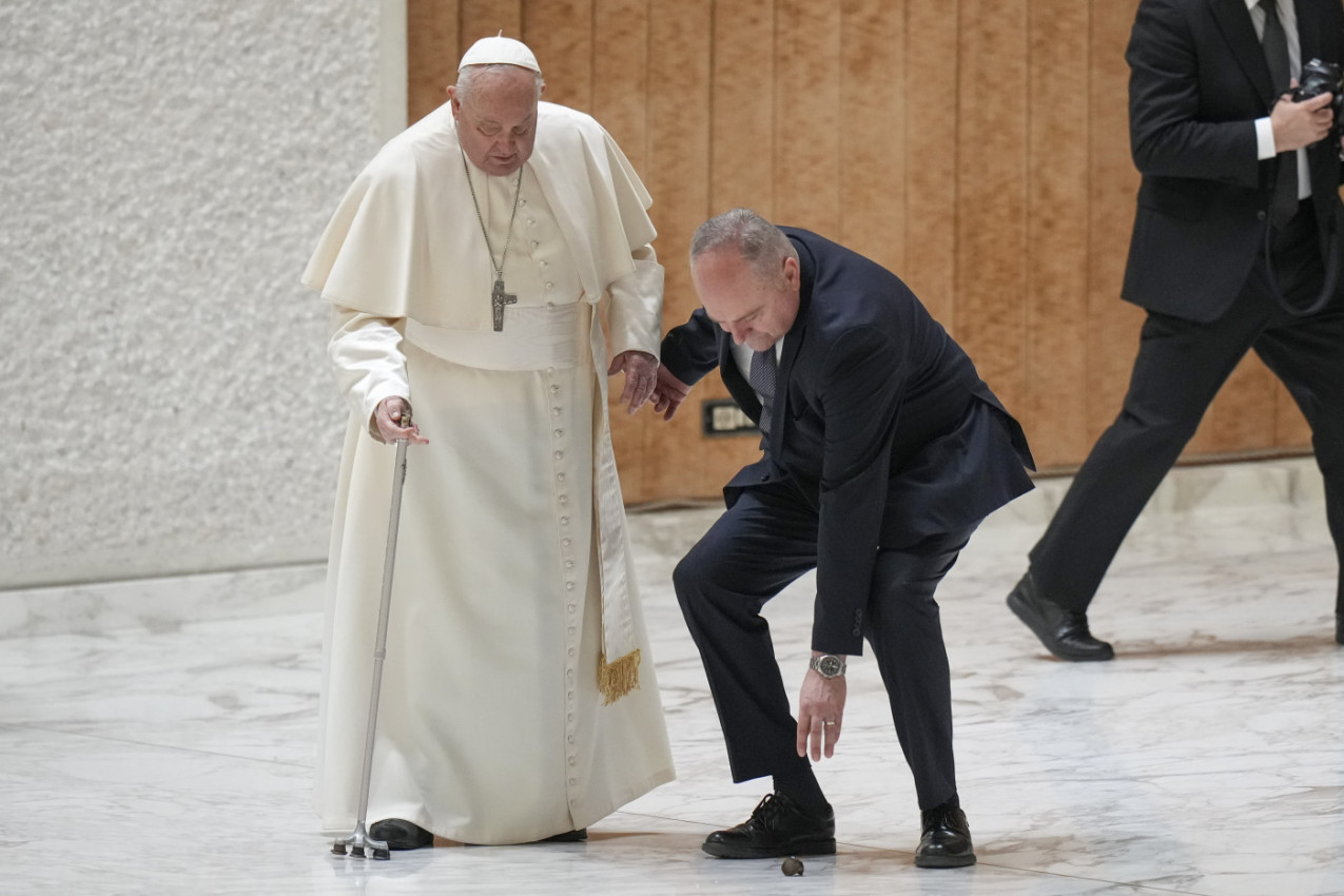 PAPA FRANJA UMALO POVREĐEN: Dok je hodao, pukao mu štap, sveštenici pritrčali da mu pomognu (VIDEO)