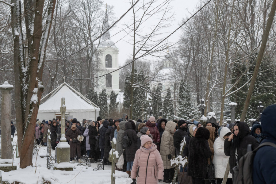 DIRLJIVE SCENE NA GROBU SVETE KSENIJE: Kolone vernika satima na snegu i mrazu čekale da se poklone svetiteljki na njen praznik