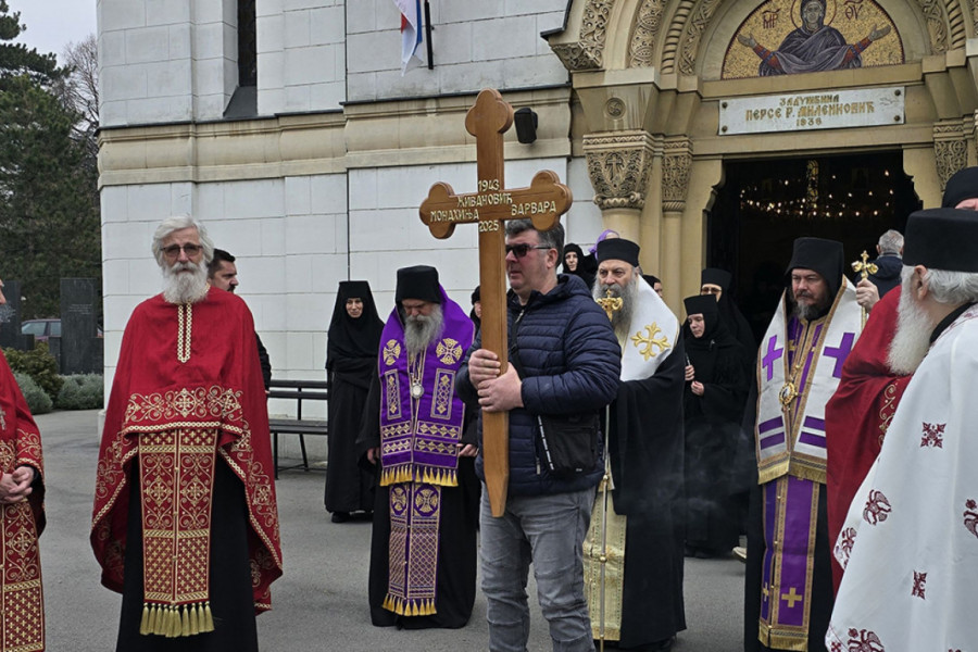 BEOGRAĐANI SE OPROSTILI OD MONAHINJE VARVARE: Patrijarh Porfirije služio opelo u manastiru na Senjaku