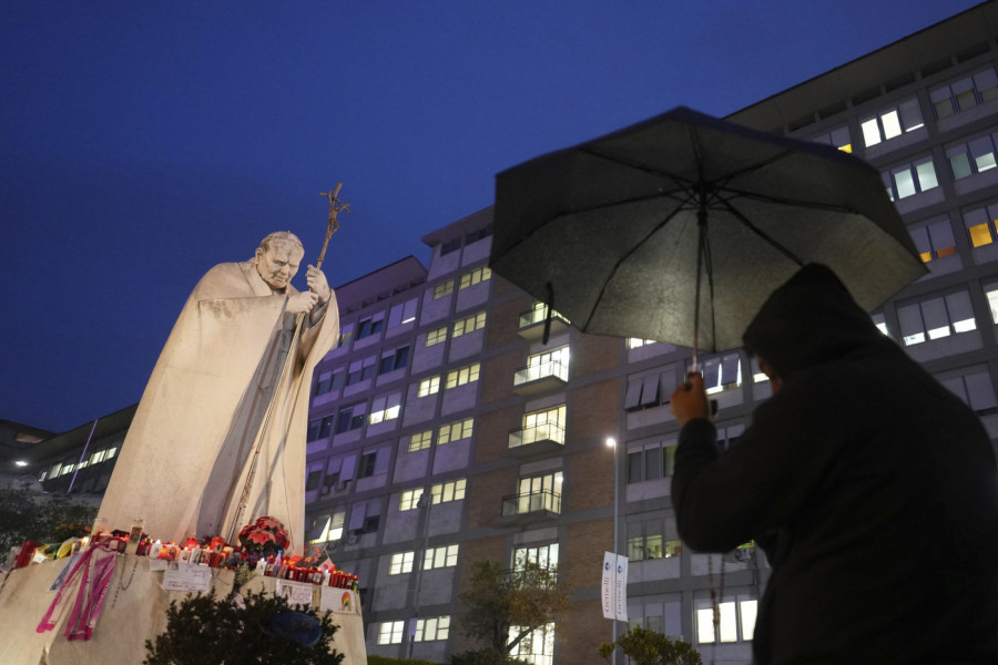 PRVA FOTOGRAFIJA PAPE FRANJE IZ BOLNICE: Snažna poruka nakon mesec dana neizvesnosti