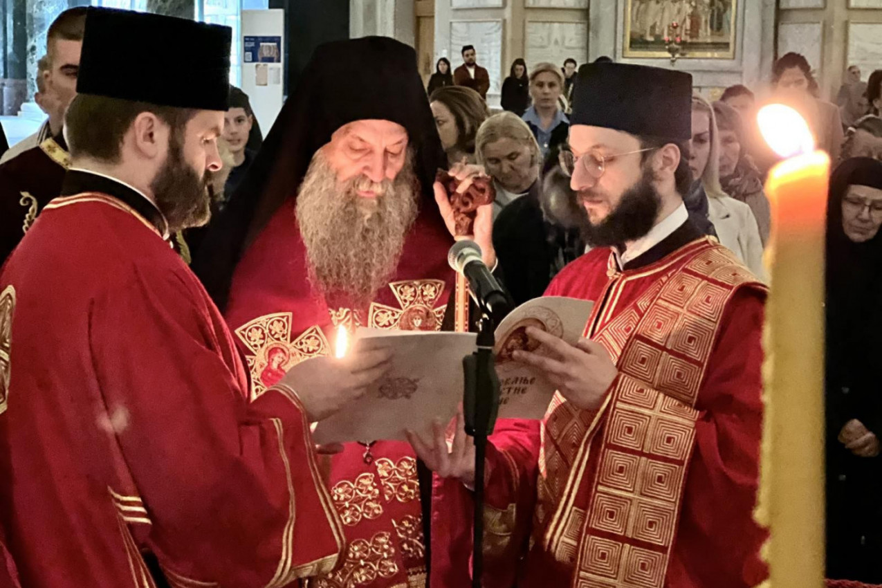 VEČE MOLITVE I DUHOVNOG UZNESENJA U NAJVEĆEM HRAMU BALKANA: Patrijarh Porfirije služio Akatist Presvetoj Bogorodici