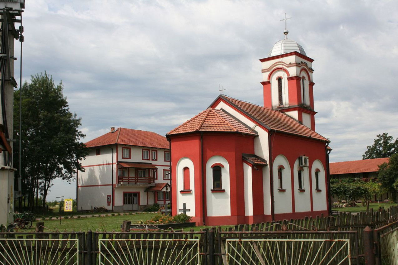 LJUDI PADAJU NA KOLENA DOK IZ NJIH IZLAZE NADLJUDSKI KRICI: Redovi ispred manastira u Šapcu,  svi traže spas u ovoj svetinji