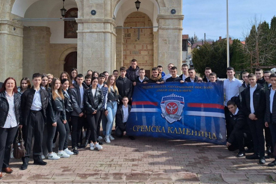 BUDUĆI POLICAJCI SA PROFESORIMA DOŠLI U CRKVU NA BOGOSLUŽENJE: Pitomci Srednje škole unutrašnjih poslova prisustvovali liturgiji