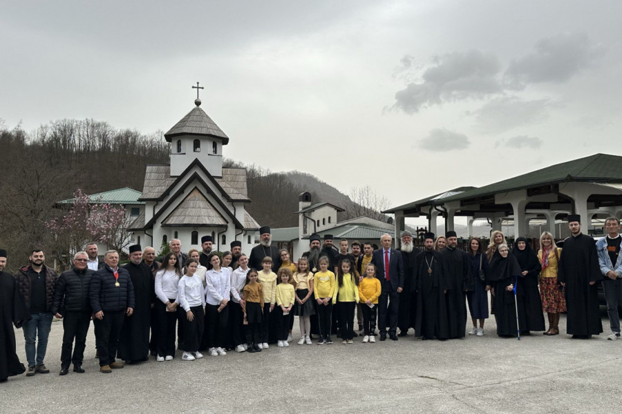 SRCA NAJMLAĐIH KUCALA U SLAVU SVETOG NIKOLAJA: Veličanstvena proslava manastirske slave podno sokolskih visina