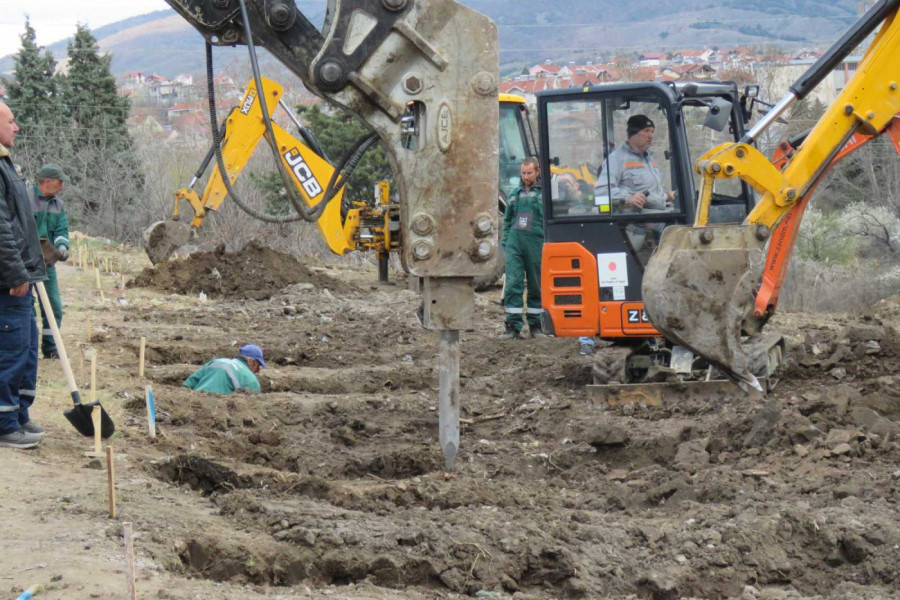 JECAJI DOK BAGERI ŠIRE GROBLJE U KOČANIMA: "Crkva čini sve da nevina deca budu ispraćena dostojanstveno"