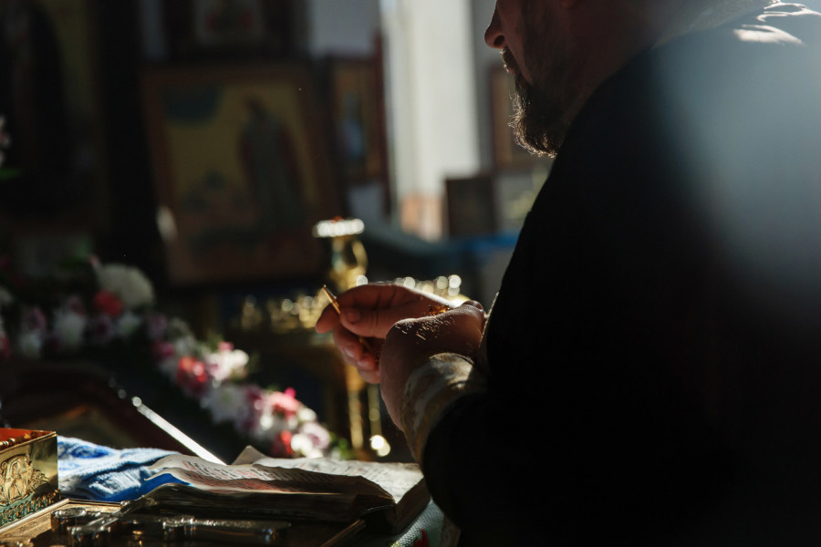 ŠTA BI TREBALO NACRTATI NA CEDULJICI I KOLIKO IMENA NAPISATI: Sveštenik objasnio kako se vrši pominjanje za žive i upokojene u crkvi