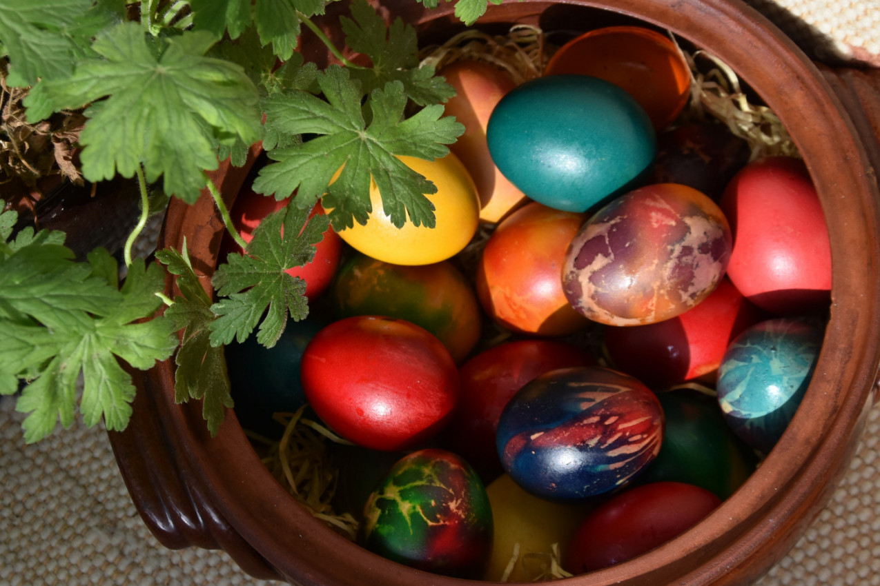 VASKRŠNJA JAJA NIKAKO NE BACAJTE, ČAK I KAD SE POKVARE: Sveštenik objasnio šta bi sa viškom trebalo uraditi!