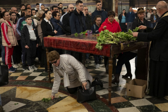 VERUJE SE DA KO JE CELIVA I ISPOD NJE PROĐE, DA ĆE MU SE ŽELJA ISPUNITI! Šta je plaštanica Isusa Hrista, koja se na Veliki petak iznosi u svim crkvama