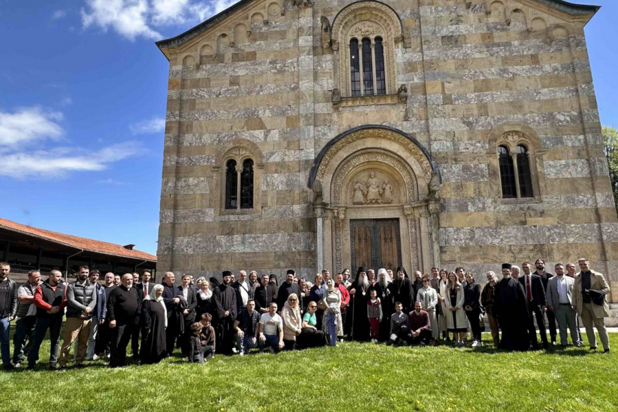 „KADA KROČIMO U DEČANE ILI PEĆ, ZNAMO DA SMO STIGLI KUĆI“:Hiljade hodočasnika vraćaju nadu Srbima na Kosovu i Metohiji