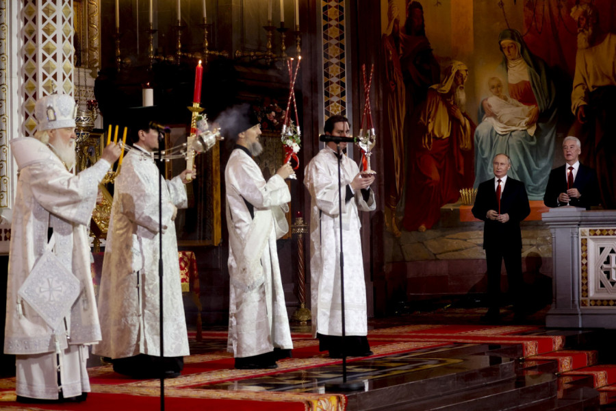 VASKRS KAO POZIV NA MIR: Predsednik Rusije Putin učestvovao u svim vaskršnjim obredima na ponoćnoj liturgiji u moskovskoj Sabornoj crkvi (VIDEO)