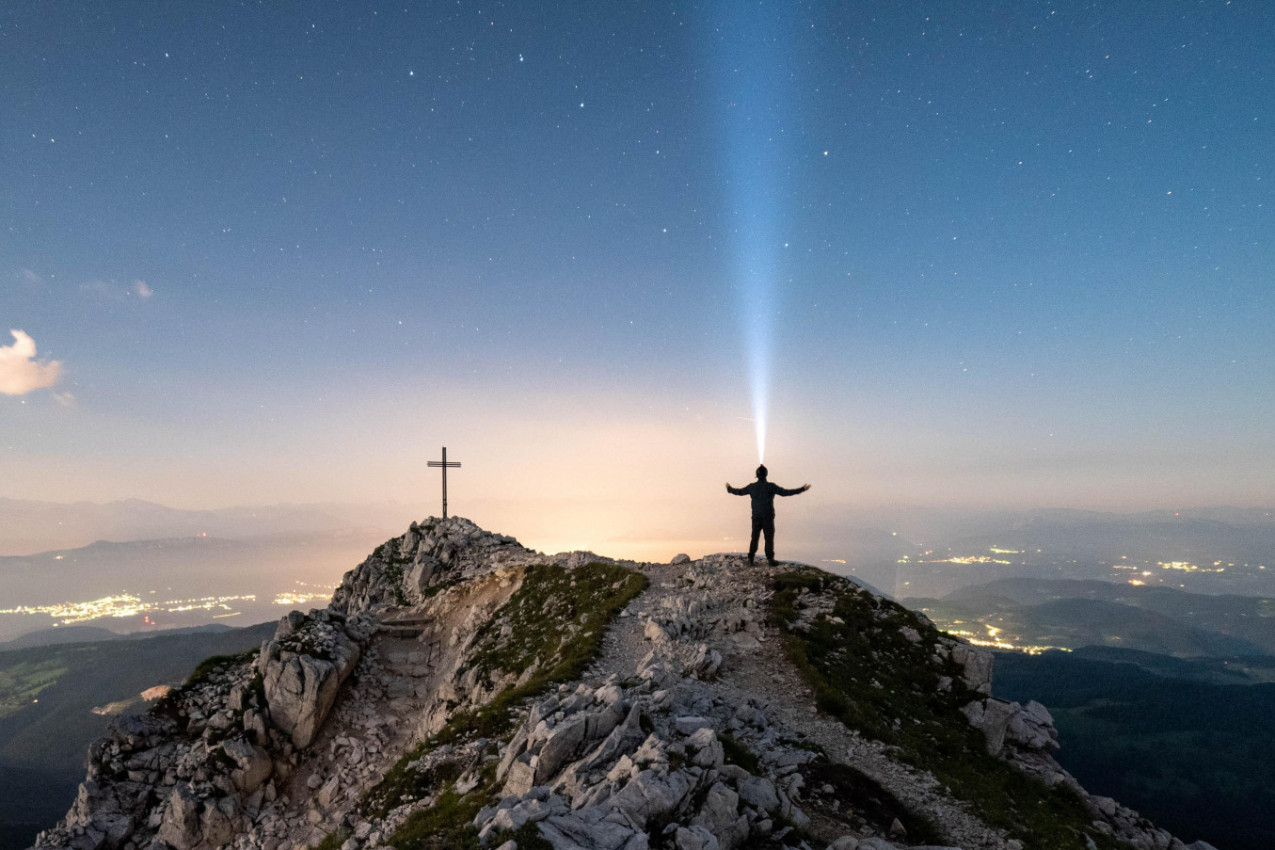 ZAŠTO NEKI VIDE TAMU KAO SVETLOST? Reči Svetog Teofana Zatvornika koje razotkrivaju gordost i slepilo uma