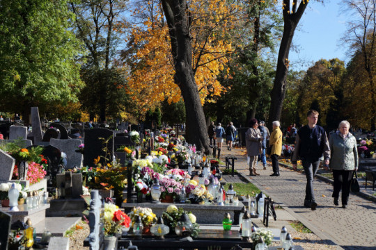 DANAS JE POBUSANI PONEDELJAK U NARODU POZNATIJI KAO VASKRS ZA MRTVE! Evo šta treba izneti na grobove upokojenih!
