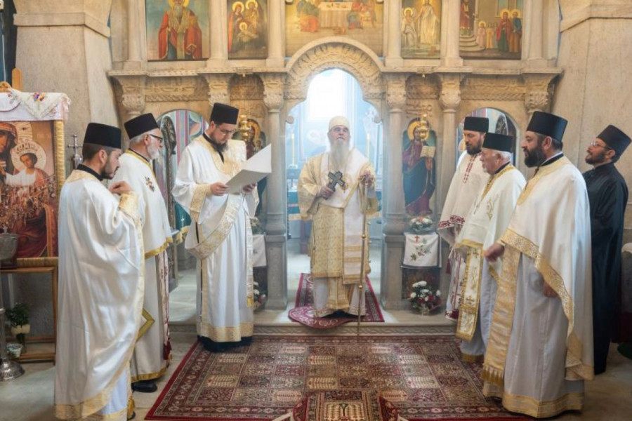 SNAŽNE EMOCIJE, MOLITVA I TAMJAN: Hiljade vernika obeležilo 90 godina hrama u Beloj Vodi