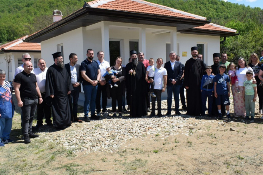 DAR KOJI MENJA ŽIVOT ČETVOROČLANOJ PORODICI: Vladika Arsenije uručio ključeve novog doma Antićima iz Medveđe
