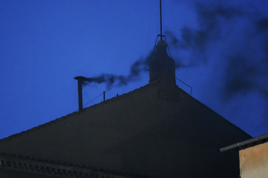 CRNI DIM NAD RIMOM: Prvi dan konklave bez izbora pape