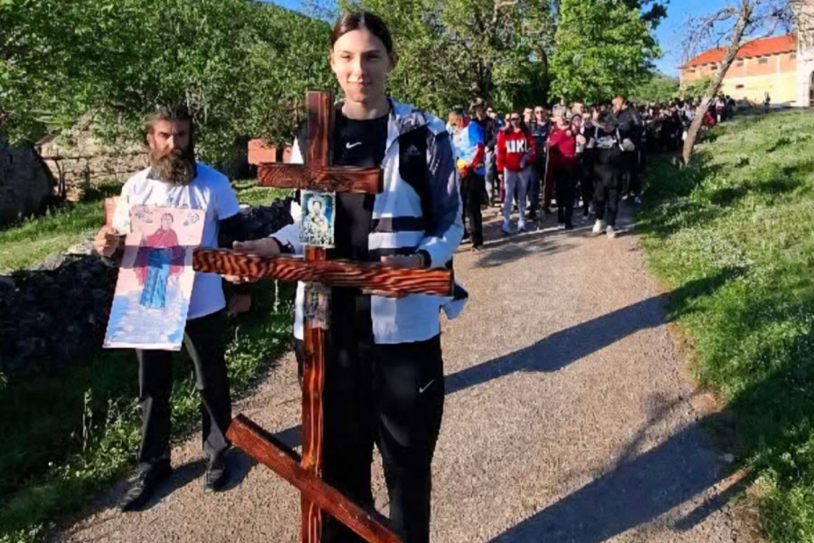 NAJBOLJA ODBOJKAŠICA SVETA NOSI ČASNI KRST I PREDVODI KOLONU HODOČASNIKA KA OSTROGU: Put vere i nade stazama Svetog Vasilija Čudotvorca