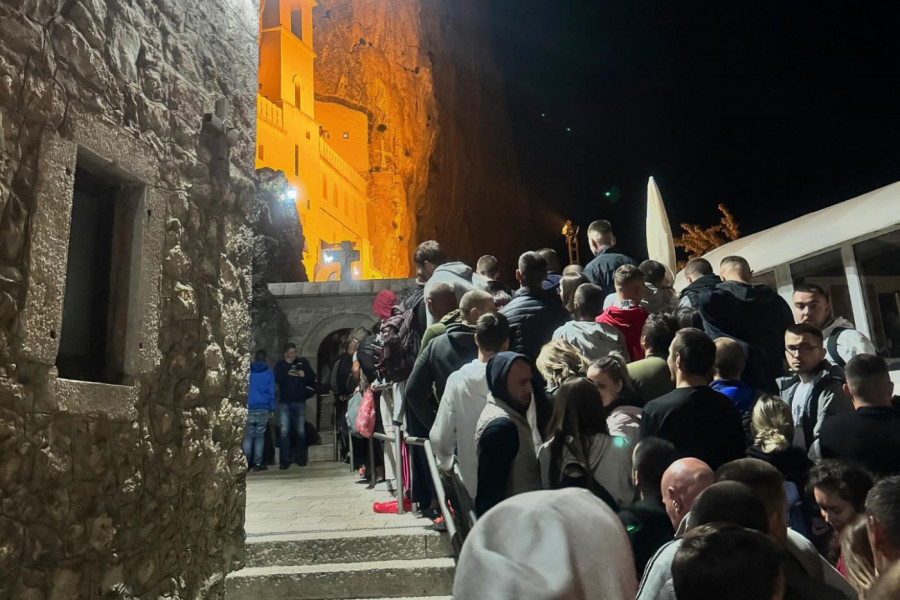 HILJADE LJUDI ISPRED OSTROGA: Nestvarna slika na praznik Svetog Vasilija Ostroškog - pešačili i po 100 kilometara (FOTO)