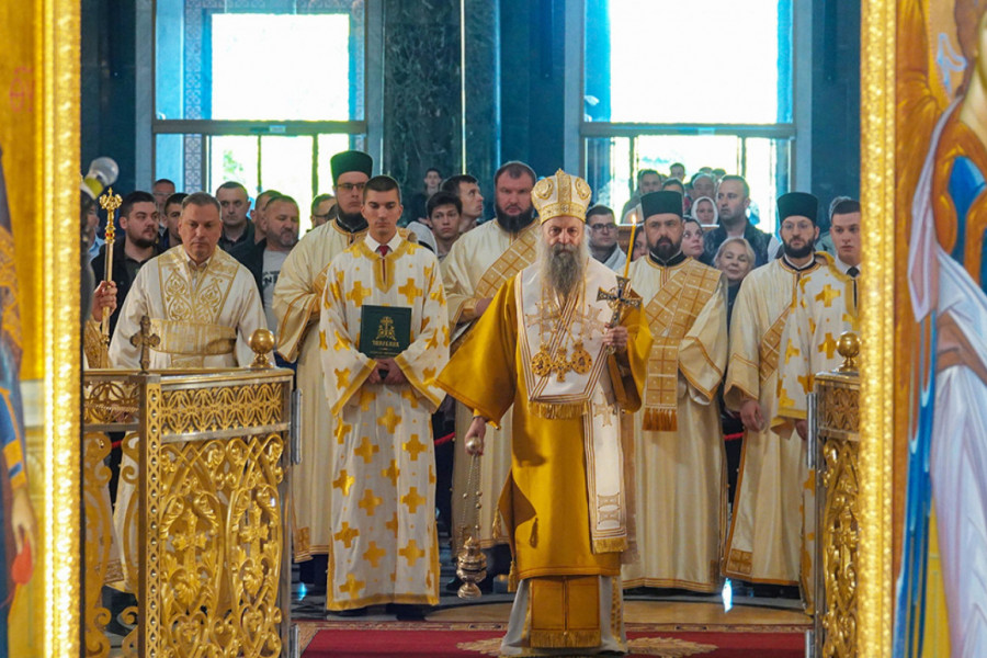 "AKO NE DOĐEMO DO IZVORA ŽIVOTA, OGLADNEĆEMO I OŽEDNEĆEMO": Poručio patrijarh Porfirije u Nedelju Samarjanke u Hramu Svetog Save