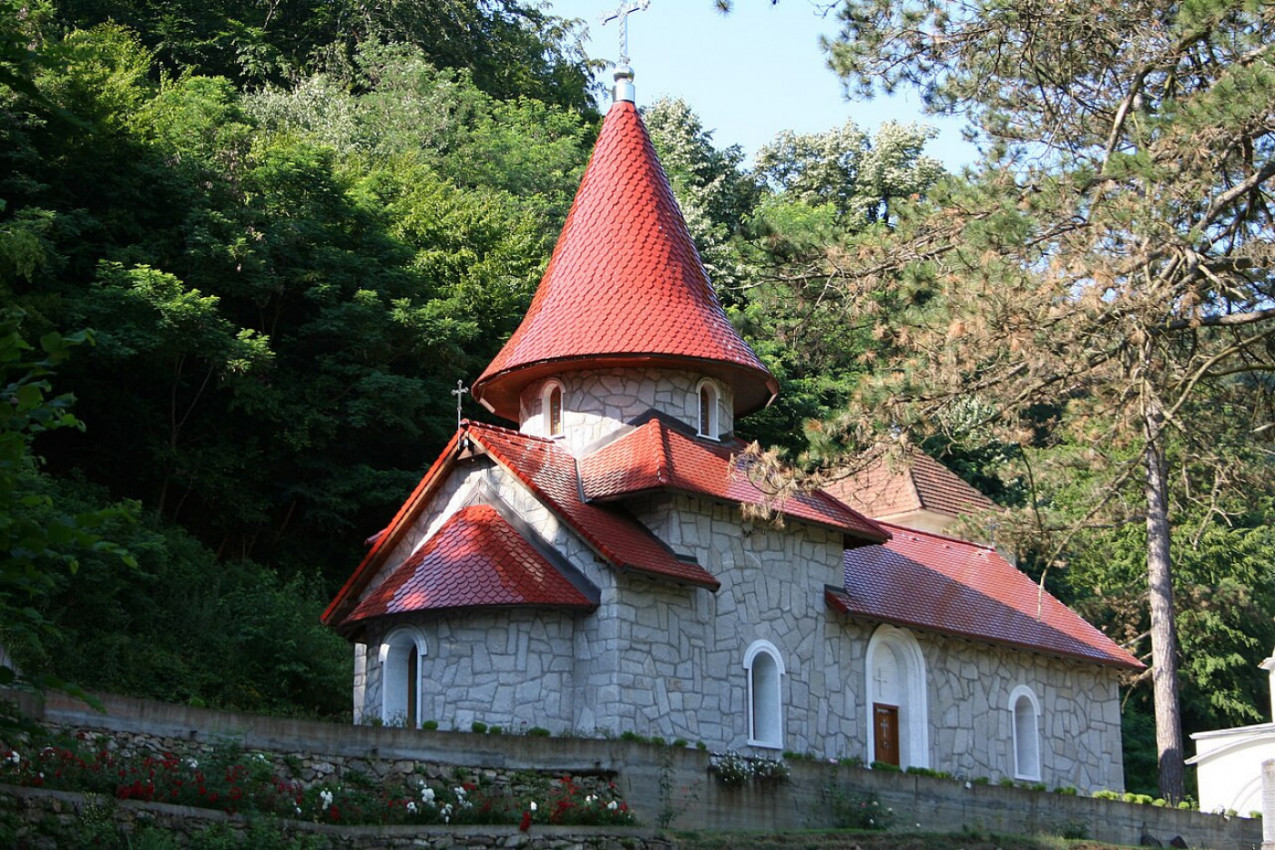 RUŠEN VIŠE PUTA, OPET OBNOVLJEN I SKRIVEN OD MNOGIH: Ovo je manastir gde i dalje teče čudotvorni izvor