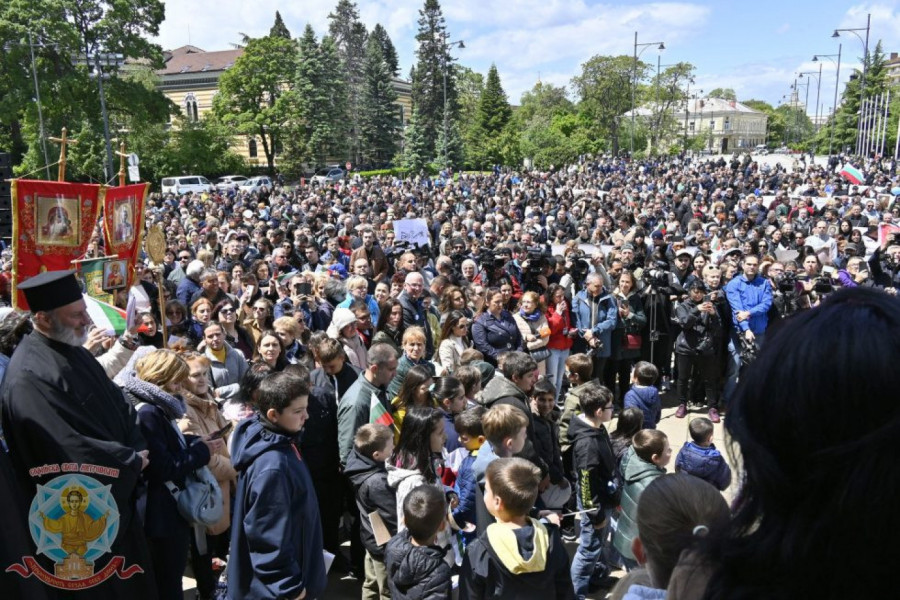 IGLA NEMA GDE DA PADNE: Borba za veronauku ne prestaje - narod se skupio u litiji zbog istog cilja