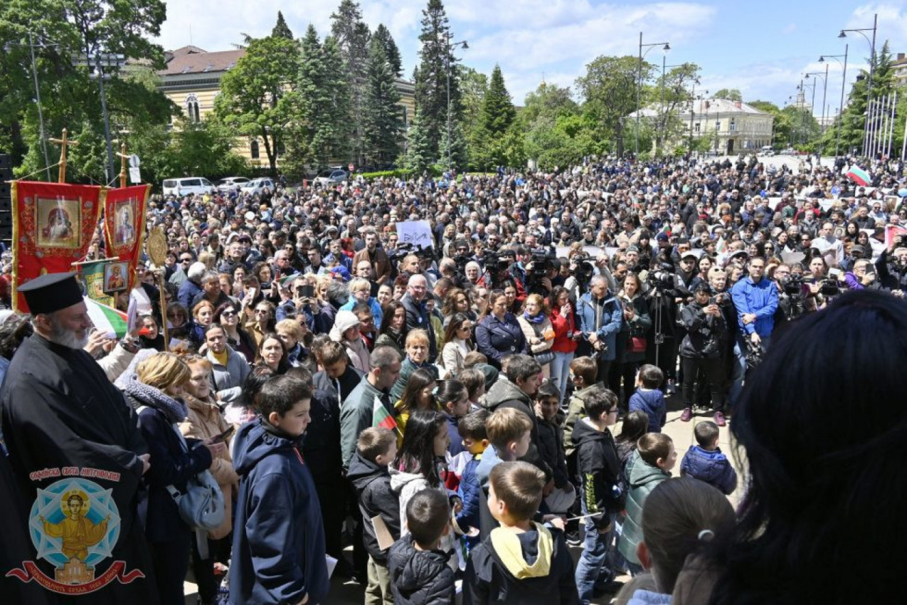 IGLA NEMA GDE DA PADNE: Borba za veronauku ne prestaje - narod se skupio u litiji zbog istog cilja