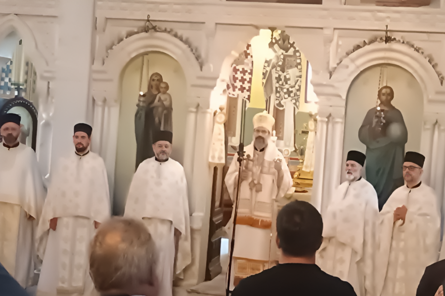 VLADIKA TIHON SLUŽIO SPASOVDANSKU LITURGIJU U SRCU PRESTONICE:  Molitva i pesma ispunile hram Svetog Aleksandra Nevskog na praznik Vaznesenja Gospodnjeg (VIDEO)