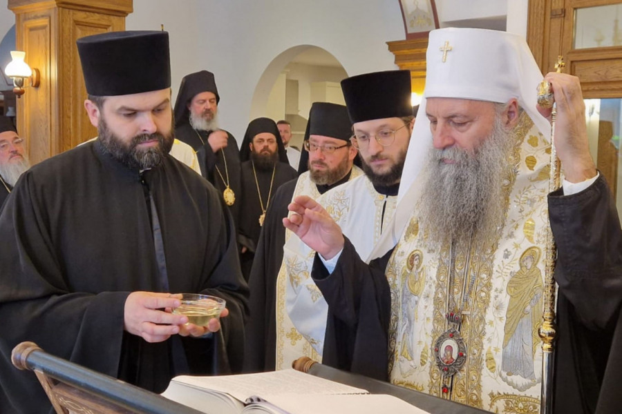 VELIKI DOGAĐAJ U TUMANU: Patrijarh Porfirije osveštao novi konak, sutra služi liturgiju, posle koje sledi litija sa moštima Svetog Zosima