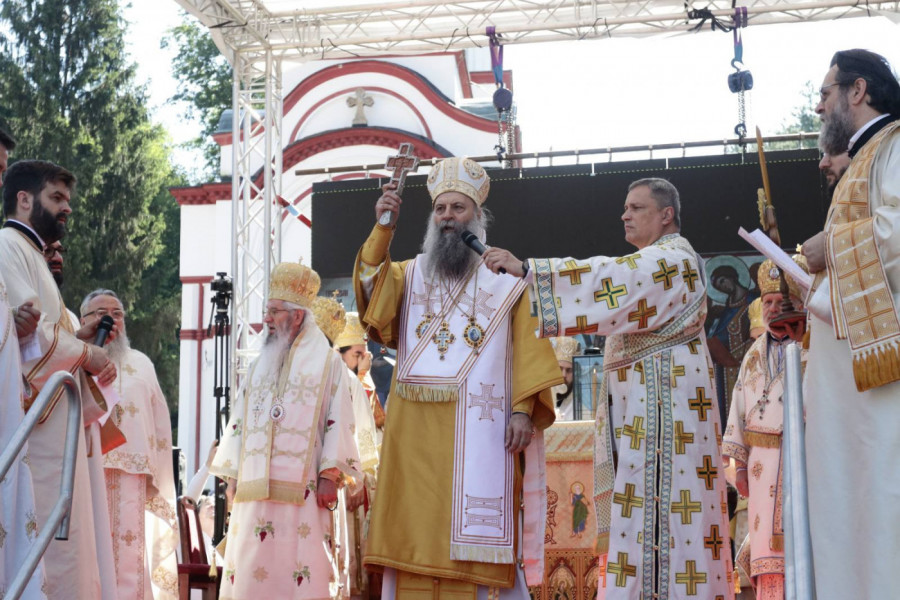 TUMANE DANAS ZASIJALO KAO SVETIONIK: Hiljade vernika od svitanja sliva se u svetinju, patrijarh Porfirije služi liturgiju (VIDEO)