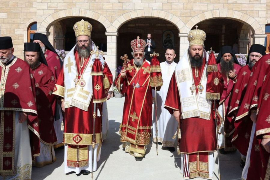 SLAVA U SRPSKOJ SVETINJI U KRAJINI OKUPILA TROJICU VLADIKA: Praznično sabranje pod svodovima manastira Pokrova Presvete Bogorodice
