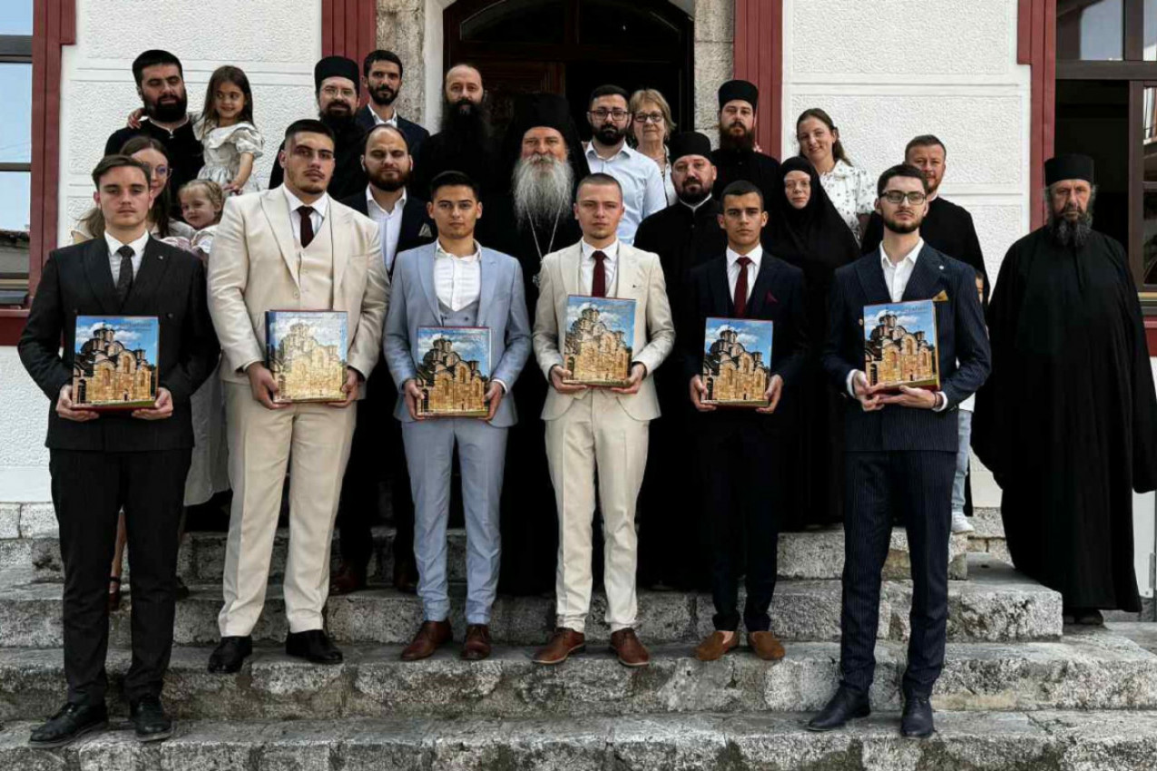 SVEČANOST U PRIZRENU KAO ZAVET KOSOVU: Dodeljene diplome desetoj generaciji učenika obnovljene Bogoslovije Svetih Kirila i Metodija