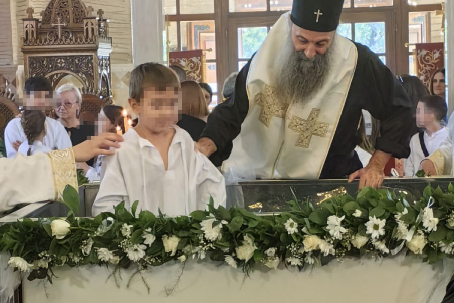 VELIKA SVEČANOST ZA VAŽAN PRAZNIK: Patrijarh Porfirije krstio đake osnovnih škola (FOTO, VIDEO)