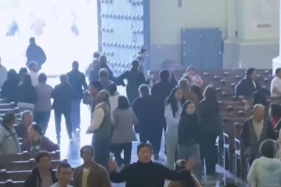LJUDI POČELI DA BEŽE KA IZLAZU: Pojavio se snimak iz katedrale - sve se treslo zbog jakog zemljotresa