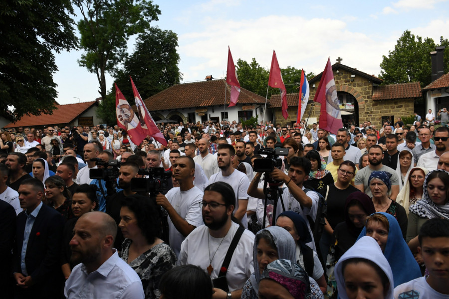 DIRLJIVE SLIKE VIDOVDANA IZ GRAČANICE: Na praznik zasijao plamen otpora i nade u srcu Kosova i Metohije (FOTO, VIDEO)