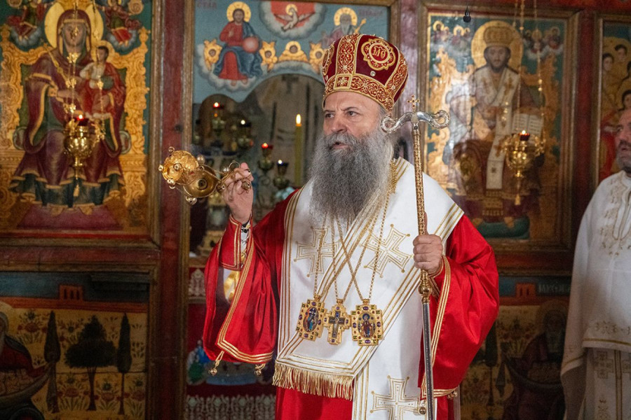 "NEMA VEĆE ZARAZE OD ČOVEKA ZARAŽENOG GORDOŠĆU, SAMOLJUBLJEM I EGOIZMOM": Patrijarh Porfirije služio liturgiju u Železniku i poučio vernike o pravom putu
