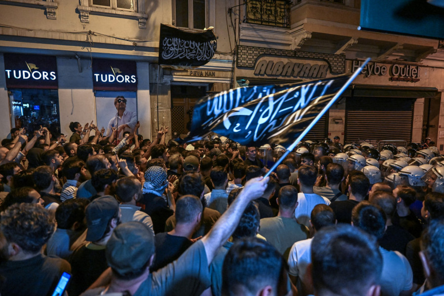 ZBOG OVE KARIKATURE PROROKA MUHAMEDA IZBIO HAOS U TURSKOJ: Ljudi kamenuju redakciju, uhapšen karikaturista - meci i suzavac (VIDEO)