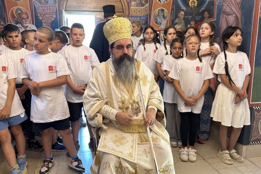 “SAMO ONI SA DEČJIM SRCEM MOGU UĆI U CARSTVO NEBESKO”: Kako je vladika Jerotej ganuo mališane u Soko Gradu