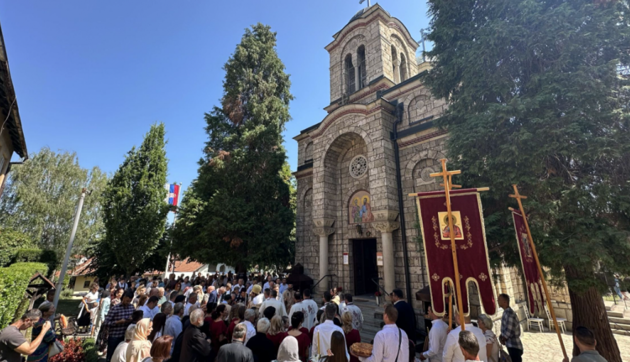 OVA SVETINJA JE PROSLAVILA POLA VEKA: Velika svečanost - vernici ispunili portu hrama