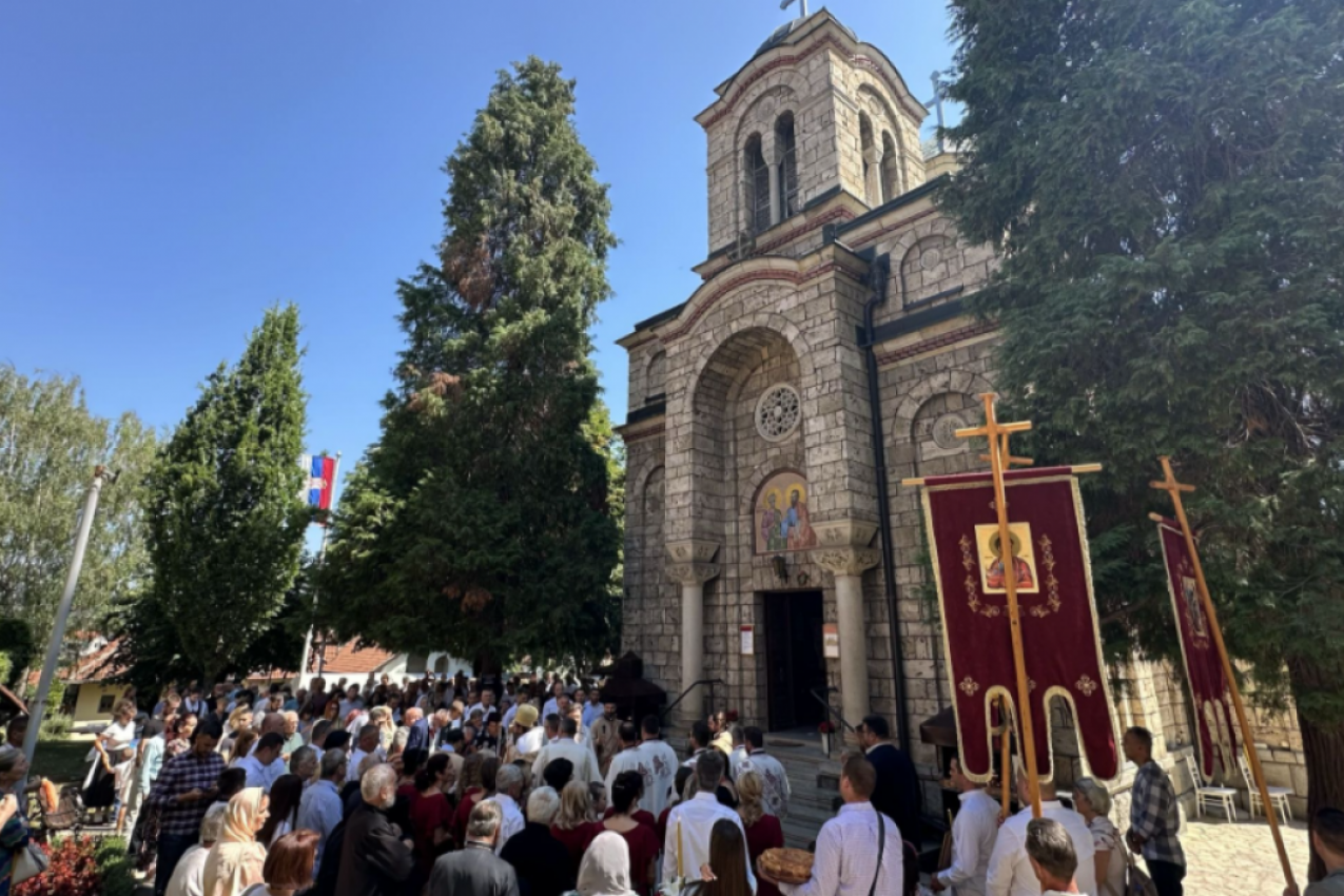 OVA SVETINJA JE PROSLAVILA POLA VEKA: Velika svečanost - vernici ispunili portu hrama