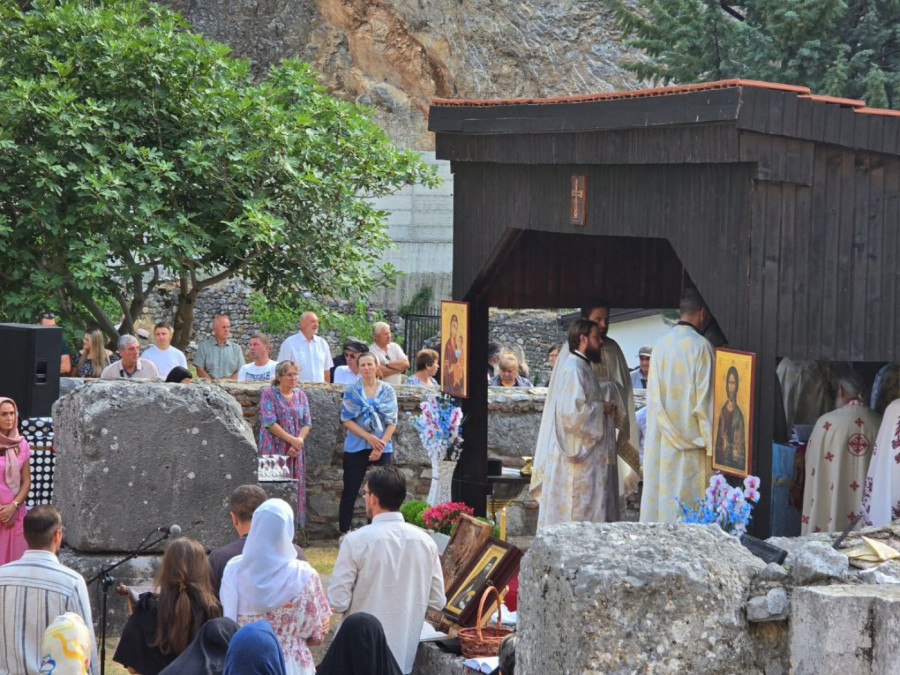 Liturgija u manastiru Svetih Arhangela kod Prizrena