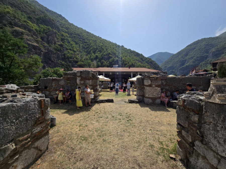 Liturgija u manastiru Svetih Arhangela kod Prizrena