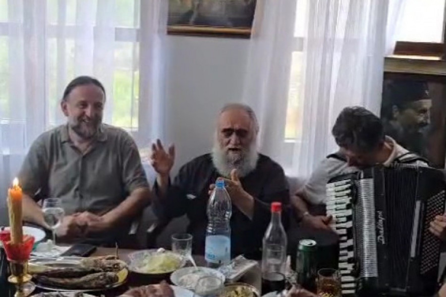 DIRLJIV MOMENAT SA SLAVE MANASTIRA SVETIH ARHANGELA KOD PRIZRENA: Otac Partenije došao na Kosmet čak iz Soluna, pa zapevao uz harmoniku (VIDEO)