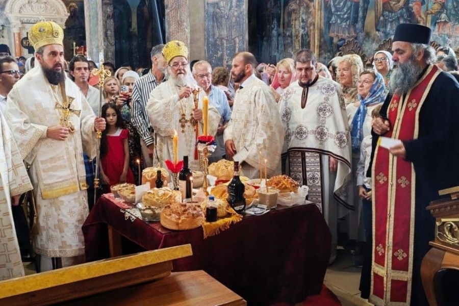 KRUŠEDOL U ZNAKU ČUDA SVETE MATI ANGELINE: Vernici iz cele Srbije došli na liturgiju